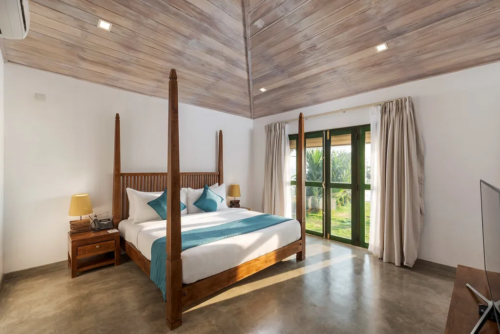 Hotelzimmer mit großem Bett